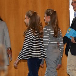 La Princesa Leonor y la Infanta Sofía caminan juntas en la jornada 'El talento atrae al talento' de la Fundación Princesa de Girona