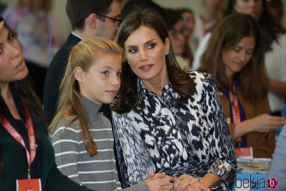 La Reina Letizia habla a la Infanta Sofía en el acto final de los Premios Princesa de Girona 2019