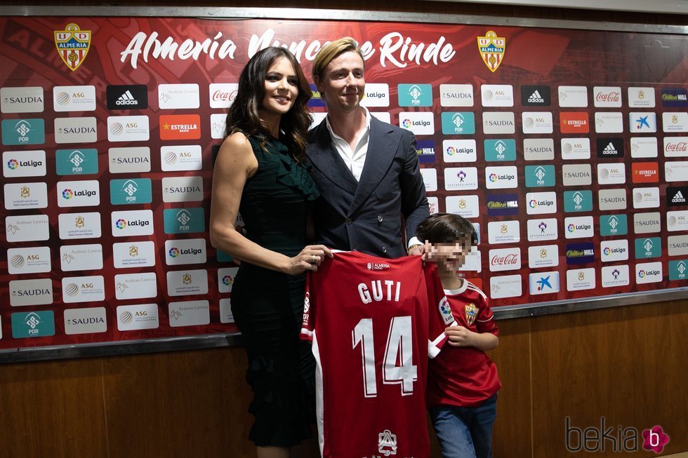 Guti, Romina Belluscio y Enzo en la presentación del futbolista en el Almería