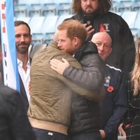El Príncipe Harry se da un abrazo con Gareth Thomas