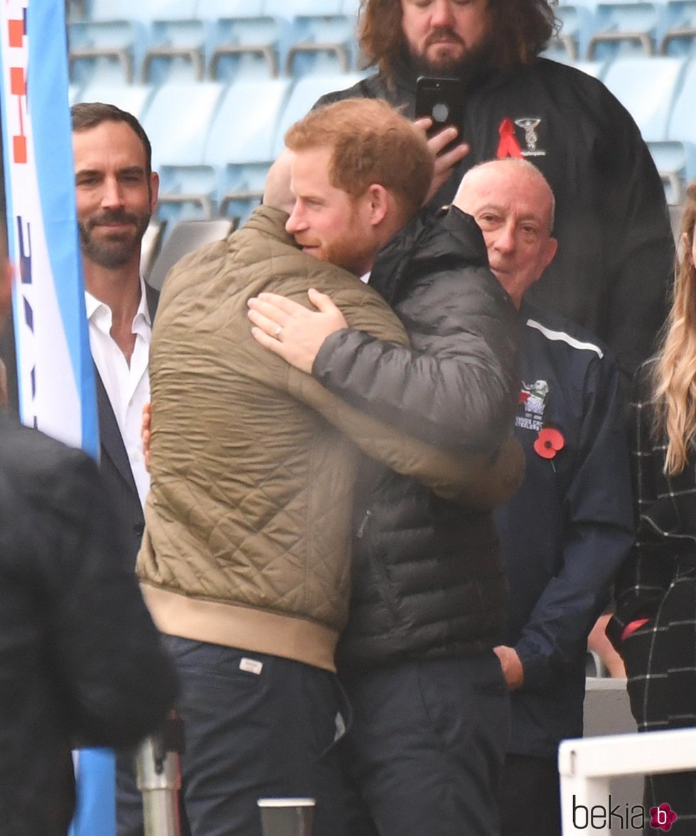 El Príncipe Harry se da un abrazo con Gareth Thomas