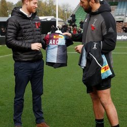 El Príncipe Harry recibe una camiseta con el nombre de su hijo Archie