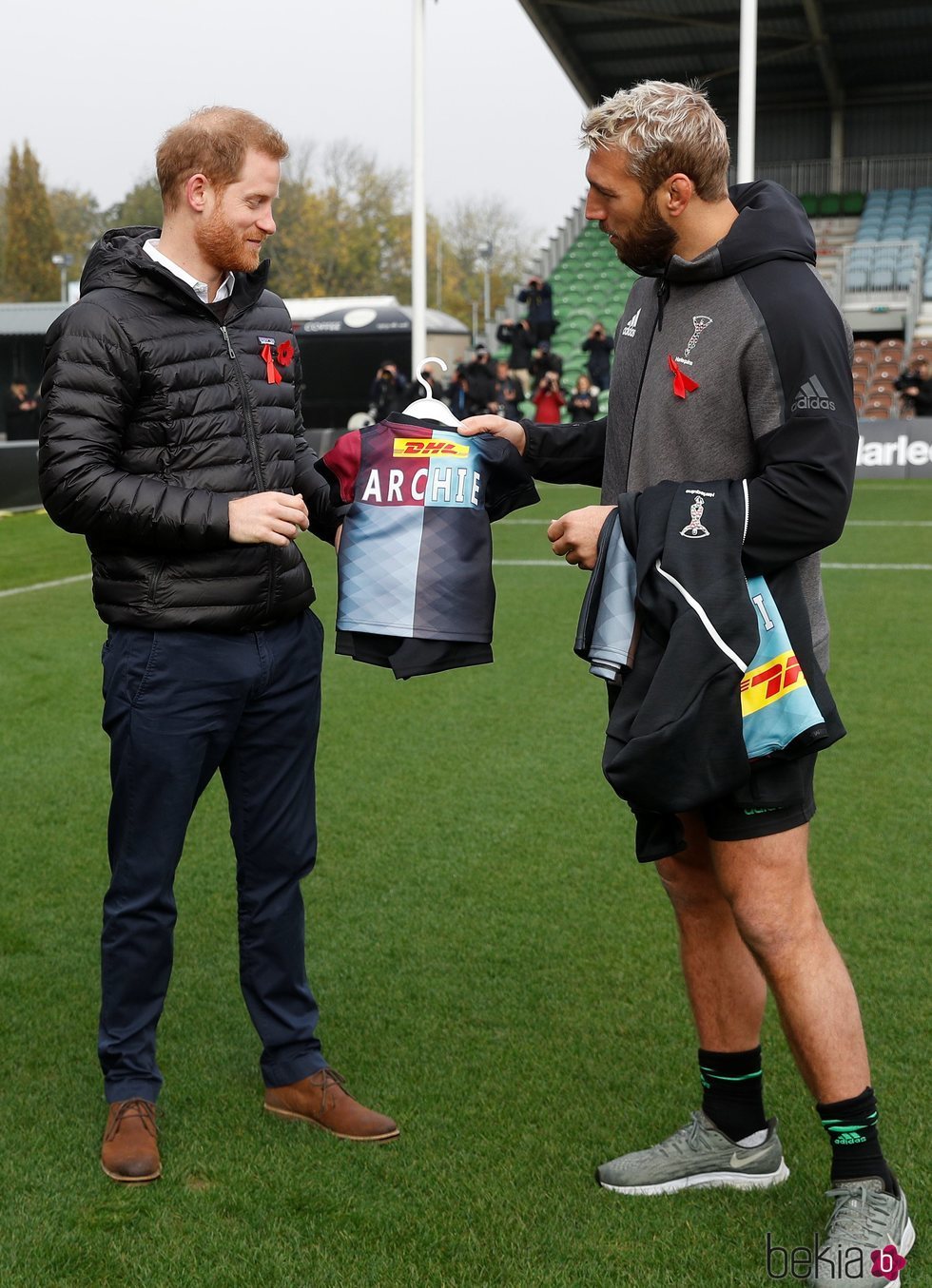 El Príncipe Harry recibe una camiseta con el nombre de su hijo Archie