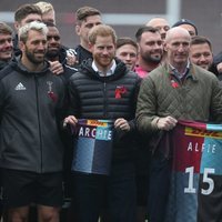 El Príncipe Harry en un acto con Gareth Thomas y jugadores del club de rugby King's Cross Steelers