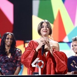 Lola Índigo recibiendo el Premio a Artista Revelación en Los 40 Music Awards 2019