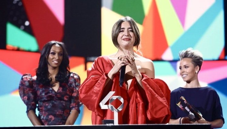 Lola Índigo recibiendo el Premio a Artista Revelación en Los 40 Music Awards 2019