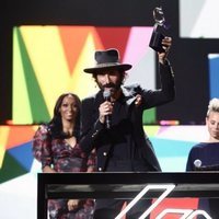 Leiva recogiendo el Premio Álbum del Año por 'Nuclear' en Los 40 Music Awards 2019