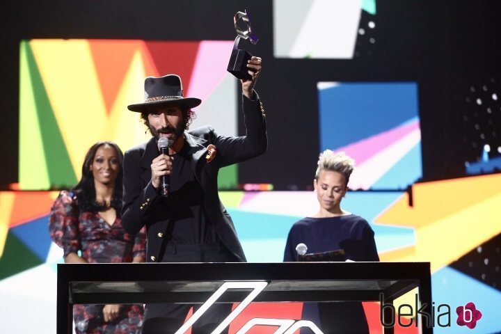 Leiva recogiendo el Premio Álbum del Año por 'Nuclear' en Los 40 Music Awards 2019