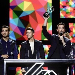 Jonas Brothers recibiendo el Premio Artista Internacional del Año en Los 40 Music Awards 2019