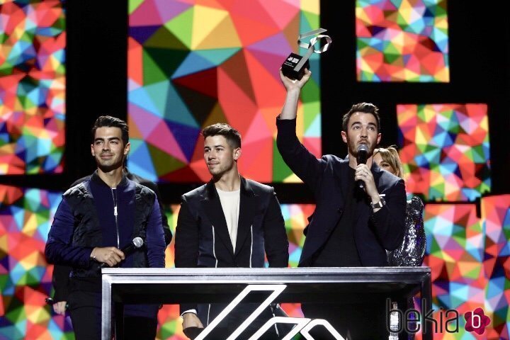 Jonas Brothers recibiendo el Premio Artista Internacional del Año en Los 40 Music Awards 2019