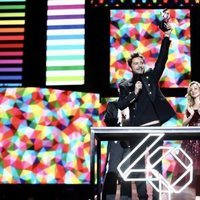 Manuel Carrasco recibiendo el Premio Gira del Año en Los 40 Music Awards 2019