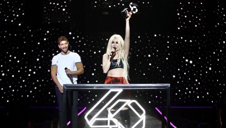 Ava Max recibiendo el Premio Canción del Año en Los 40 Music Awards 2019
