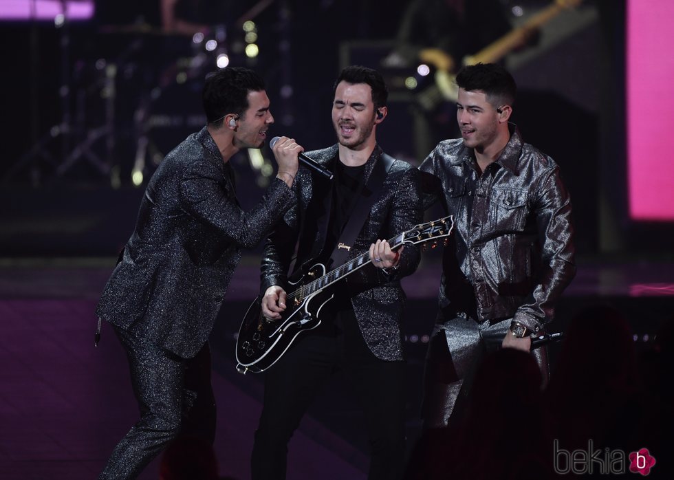 Los Jonas Brothers en su actuación en Los 40 Music Awards 2019