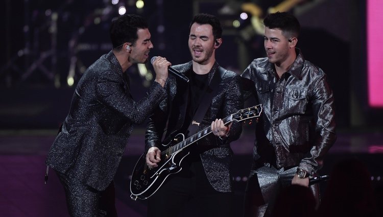 Los Jonas Brothers en su actuación en Los 40 Music Awards 2019