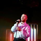 Sam Smith cantando en la gala de Los 40 Music Awards 2019º