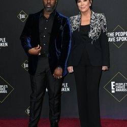 Kris Jenner y Corey Gamble en la alfombra roja de los People's Choice Awards 2019