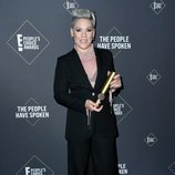 Pink posando con su People's Champion 2019 en los People's Choice Awards 2019