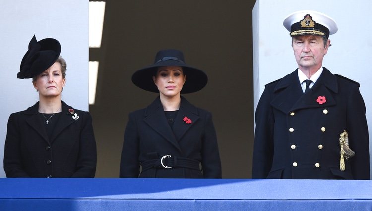 Sophie Rhys-Jones, Meghan Markle y Sir Timothy Laurence en el Día del Recuerdo 2019