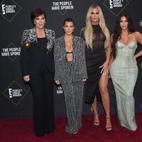 Kris Jenner, Kourtney, Khloe y Kim Kardashian en la alfombra roja de los People's Choice Awards 2019