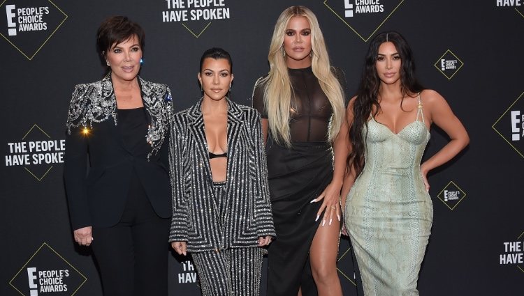Kris Jenner, Kourtney, Khloe y Kim Kardashian en la alfombra roja de los People's Choice Awards 2019