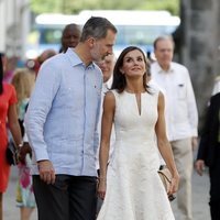 Los Reyes Felipe y Letizia comparten confidencias en un paseo por La Habana Vieja en su Visita de Estado a Cuba