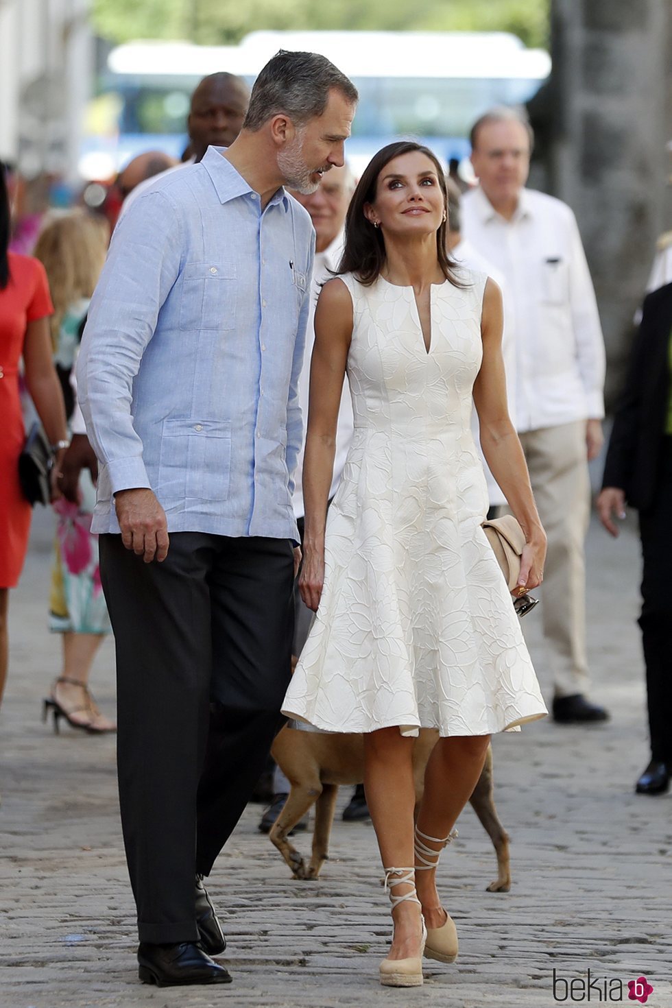 Los Reyes Felipe y Letizia comparten confidencias en un paseo por La Habana Vieja en su Visita de Estado a Cuba