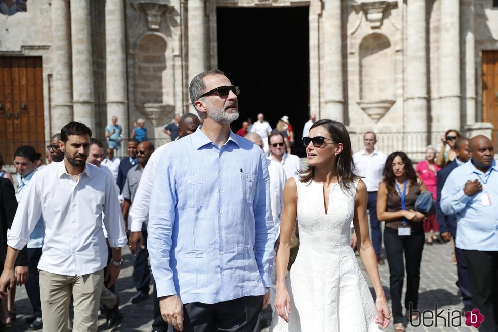 Los Reyes Felipe y Letizia con gafas de sol en La Habana Vieja