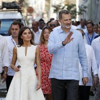 Los Reyes Felipe y Letizia saludando en un paseo por La Habana Vieja