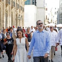 Los Reyes Felipe y Letizia, cogidos de la mano en La Habana Vieja