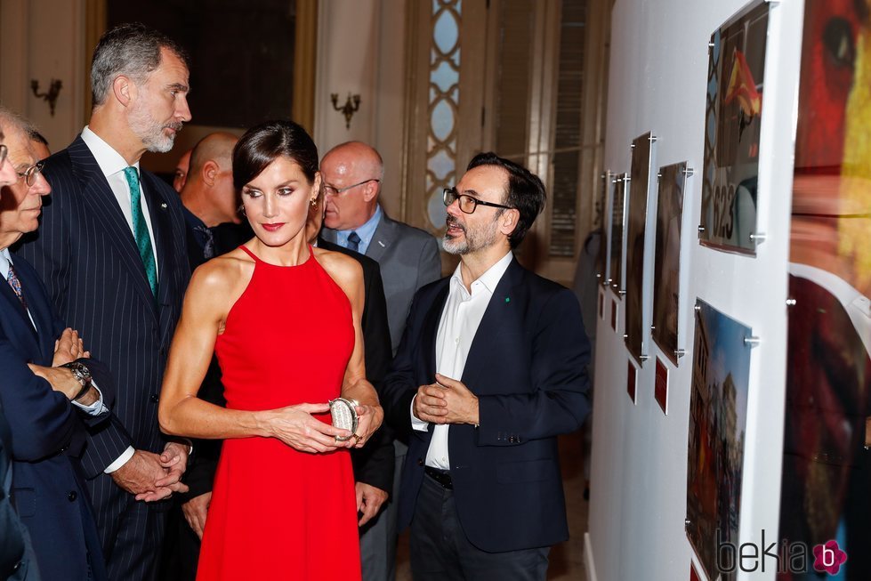 La Reina Letizia, muy seria en la exposición 'España y Cuba: Contigo en la distancia' en La Habana