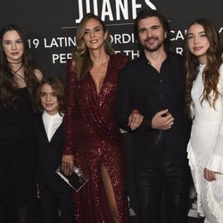 Juanes con su mujer Karen, y sus hijos, Luna, Paloma y Dante en el premio Persona del Año 2019 en los Grammy Latino