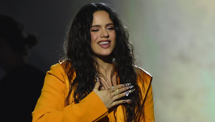 Rosalia actuando en el premio Persona del Año 2019 en los Grammy Latino