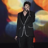 Sebastián Yatra actuando en el premio Persona del Año 2019 en los Grammy Latino