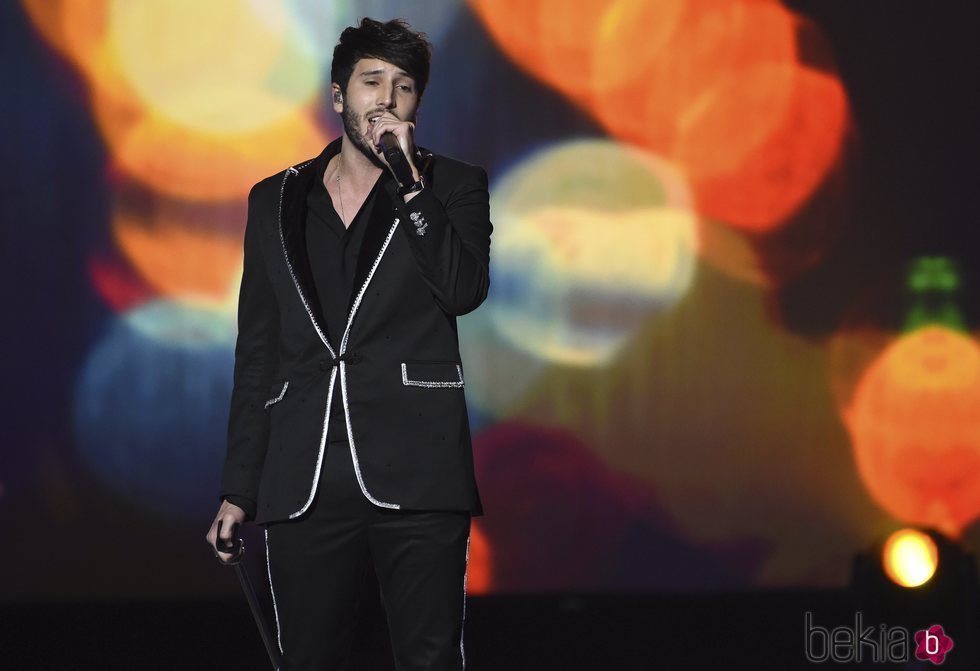 Sebastián Yatra actuando en el premio Persona del Año 2019 en los Grammy Latino