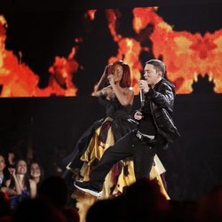 Rihanna y Eminem cantando en los Grammy en 2011