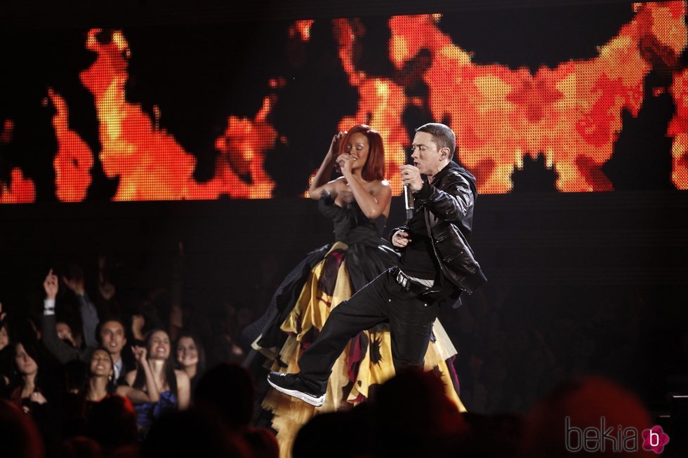 Rihanna y Eminem cantando en los Grammy en 2011