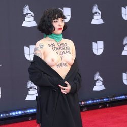 Mon Laferte en la alfombra roja de los Grammy Latino 2019
