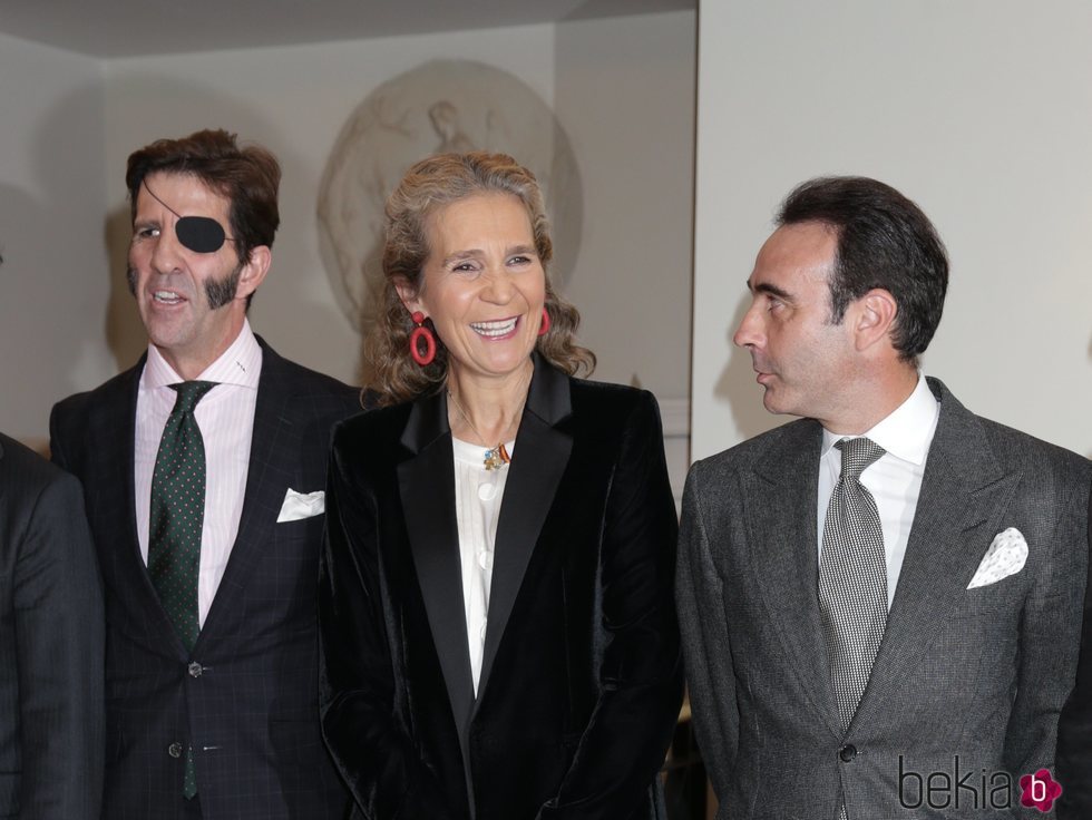 La Infanta Elena junto a Enrique Ponce y Juan José Padilla en un homenaje a la tauromaquia