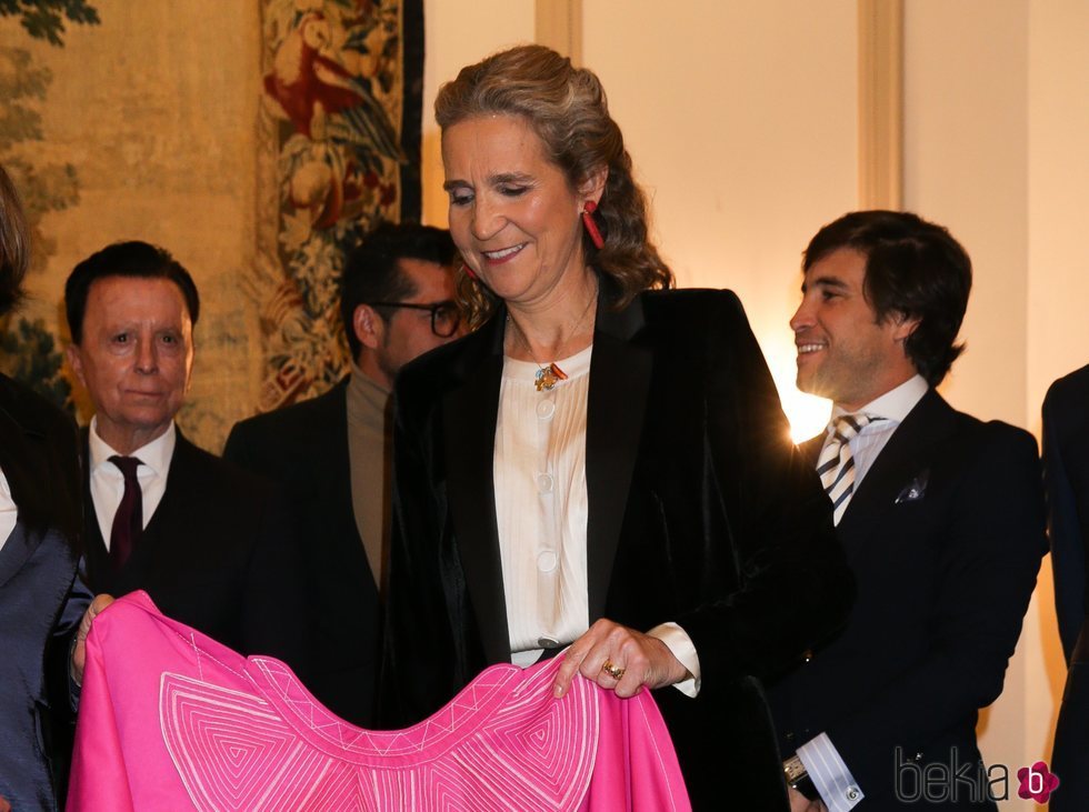 La Infanta Elena recibiendo el 'Capote de las Artes'