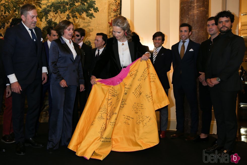 La Infanta Elena posando junto a su regalo, el 'Capote de las Artes'