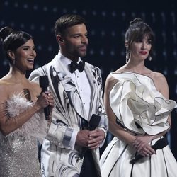 Roselyn Sánchez, Ricky Martin y Paz Vega presentando los Grammy Latino 2019