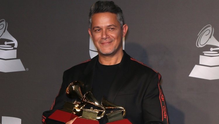 Alejandro Sanz con sus tres premios Grammy Latino 2019