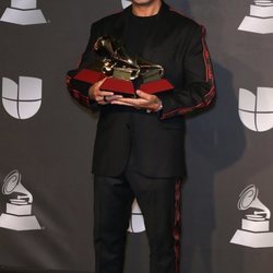 Alejandro Sanz con sus tres premios Grammy Latino 2019