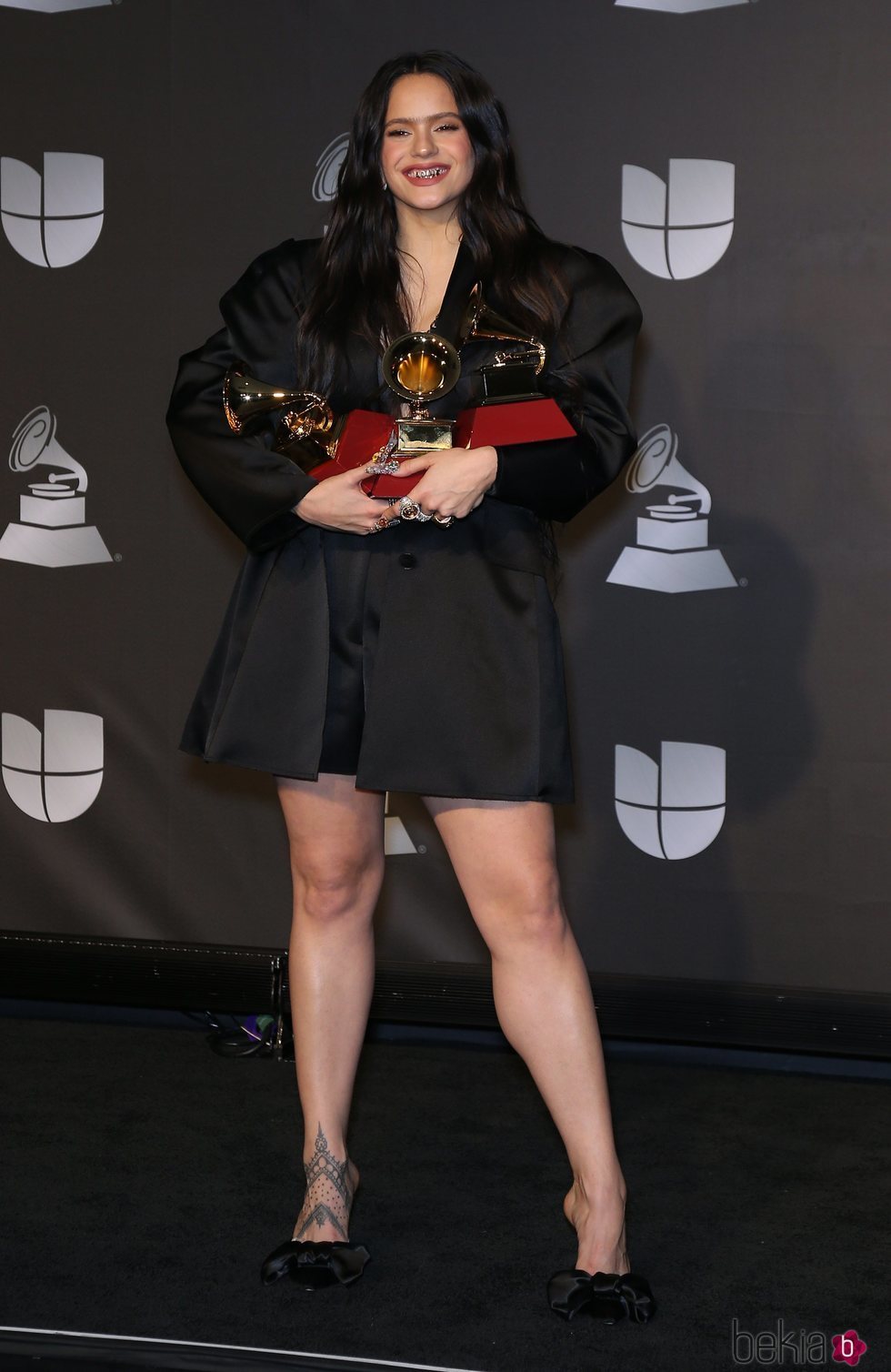 Rosalía posando con sus tres premios Grammy Latino 2019