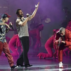 Residente, Ricky Martin y Bad Bunny actuando en los Grammy Latino 2019