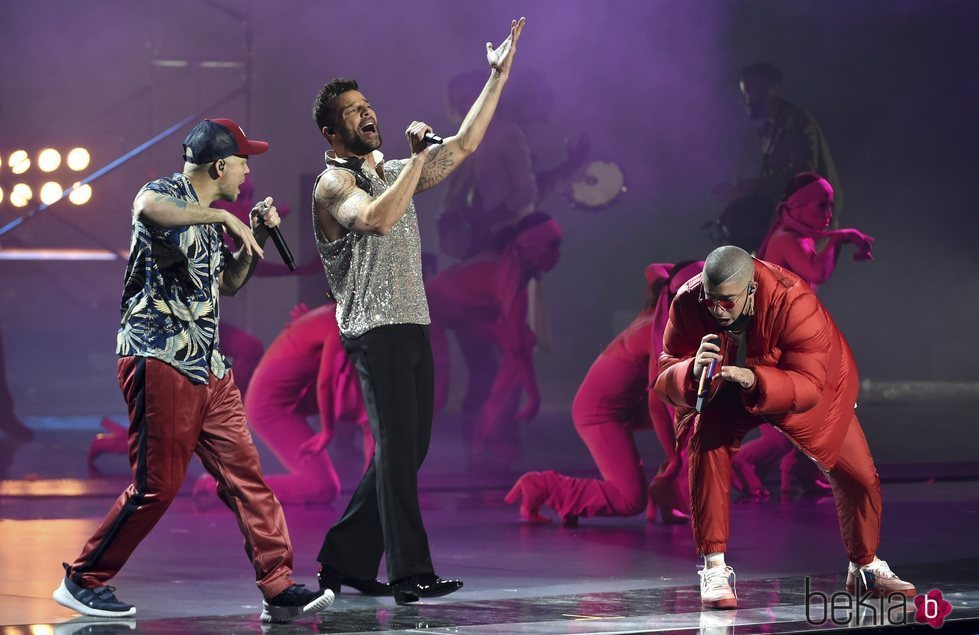 Residente, Ricky Martin y Bad Bunny actuando en los Grammy Latino 2019
