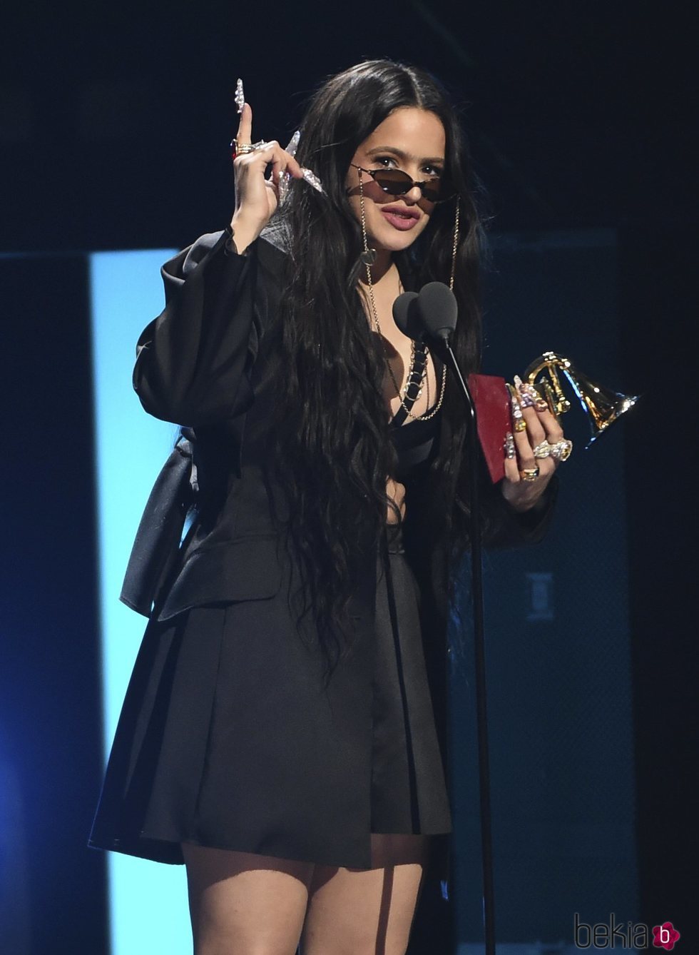 Rosalia recogiendo el premio a Mejor canción urbana en los Grammy Latino 2019