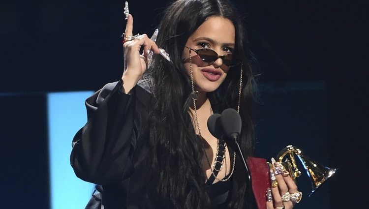 Rosalia recogiendo el premio a Mejor canción urbana en los Grammy Latino 2019
