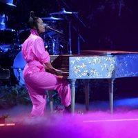 Alicia Keys y Miguel actuando en los Grammy Latino 2019