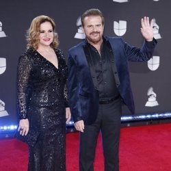 Joaquín y Lucía Galán (Pimpinela) en la alfombra roja de los premios Grammy Latino 2019